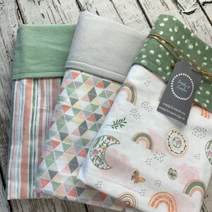 Manta de bebé niña / Manta de bebé bohemia con flores arcoíris / Manta de bebé verde óxido / Regalo para baby shower / Colección Rainbow Garden
