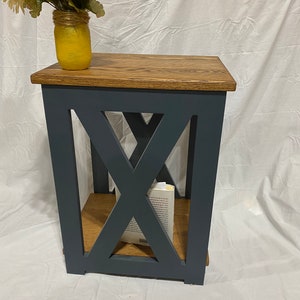 DIY Baupläne für modernen Bauernhaus-Endtisch.  Mit Anleitung Video.
