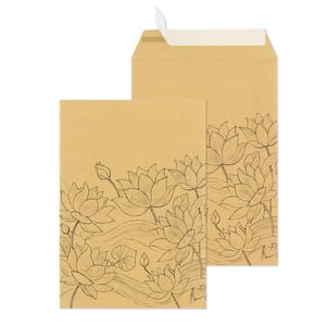 Peut inclure: Deux enveloppes en papier kraft avec un motif décoratif de dessins de lotus et de feuilles en noir. Les enveloppes sont vierges et prêtes à être adressées.