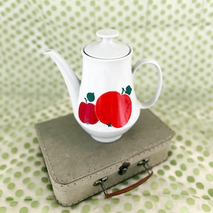 Koffiepot/theepot, porselein, wit en rood met appelmotief | Scandinavisch kerstservies, porseleinfabriek Colditz, jaren 70