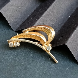 Vintage 60s small flower brooch. Nouveau gold metal brooch