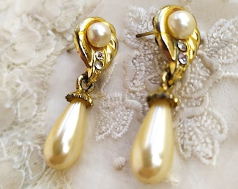 Pearl regency earrings. Vintage pearl dangle earrings for woman.