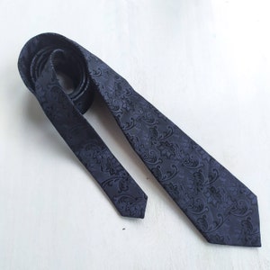 Paisley Necktie: Navy Blue Men&#39;s Fashion Tie - St George
