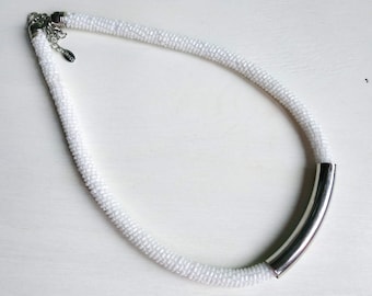 Handgemachte Seil-Halskette mit silbernem Anhänger. Weisser Rocailles Choker, 50 cm.