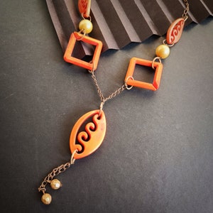 Collier vintage avec grosses chaînes en lucite orange : bijoux rétro en plastique des années 60