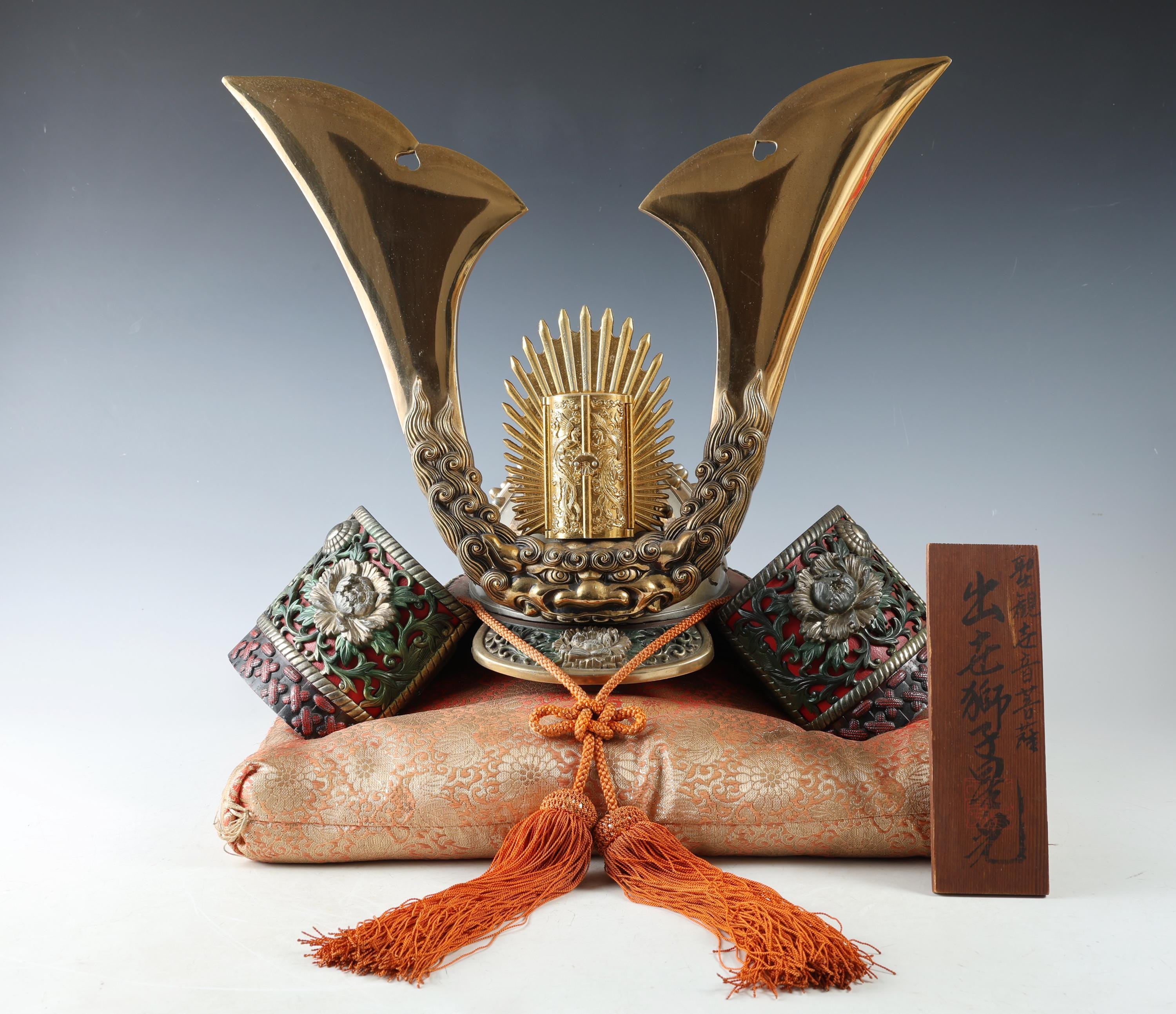 秀山　花瓶　Japan Vintage samurai Old Vintage Japanese Samurai Helmet -Yoshitsune Kabuto- with