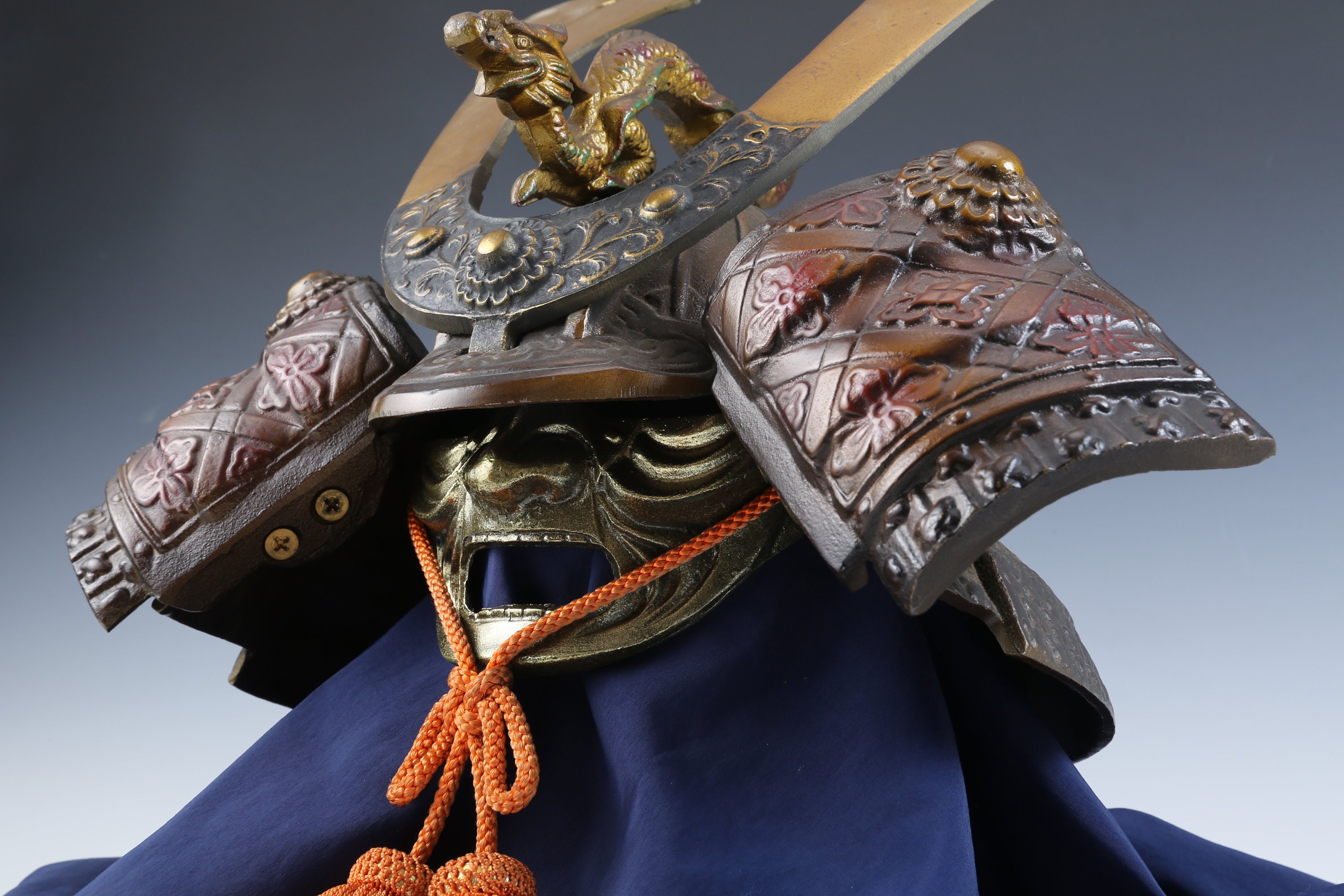 Samurai Helmet -genji Tametomo Zuisho Kabuto With a Mask Samurai Helmet -genji Tametomo Zuisho Kabuto With a Mask