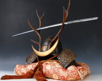 Casco de samurái japonés -shikanosuke kabuto- con réplica de hoja