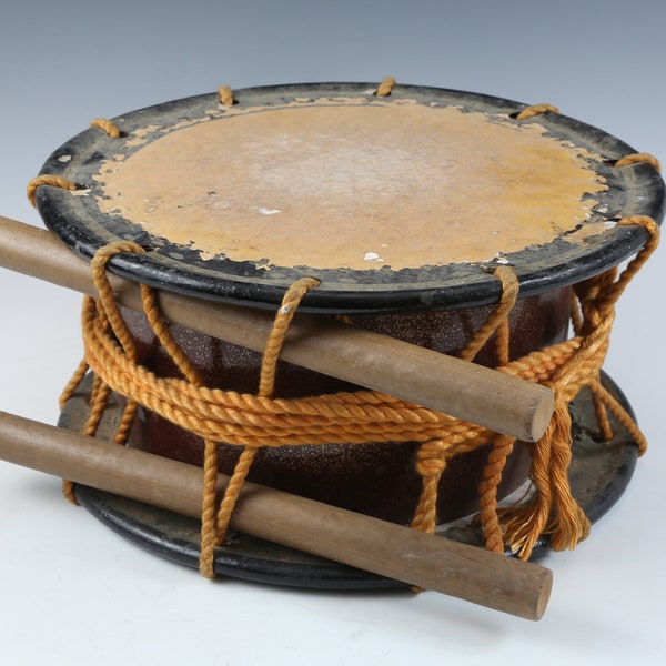Antiguo tambor tradicional japonés vintage Taiko －Shime Daiko- Tambores de guerra tradicionales Tsushima con palos