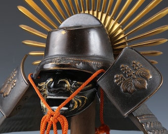 Casco samurái japonés antiguo vintage (Kabuto de Hideyoshi) con máscara