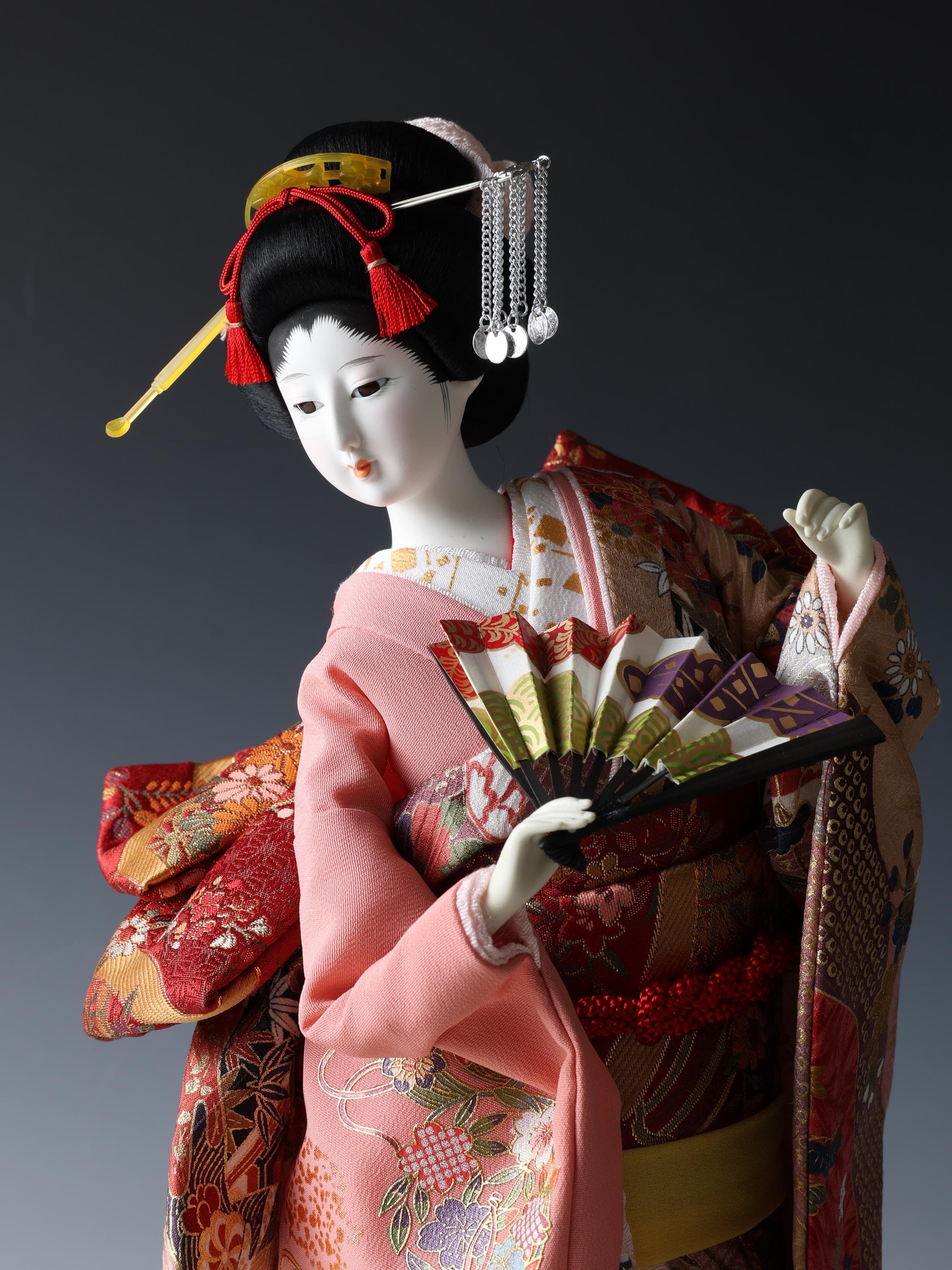 木製伝統的日本の置物 扇子を持つ人形 ヴィンテージの日本の芸者人形 -