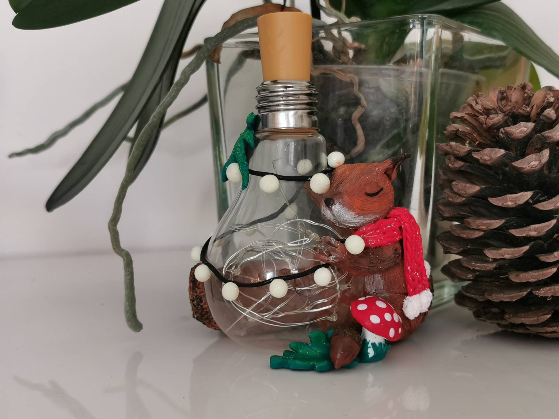Décoration de Noël Écureuil Endormi sur Une Ampoule