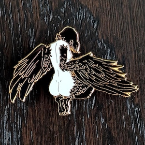 Harpyie Emaille Pin – Fabelwesen Brosche, Fantasy Anstecknadel, Sammlergeschenk