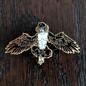 Harpyie Vorderseite Fabelwesen Hard Emaille Pin