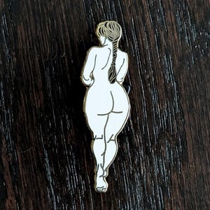 Peachy Bum Hard Enamel Pin – Cute Butt Lapel Badge, Funny Valentine's Gift, Cheeky Accessory