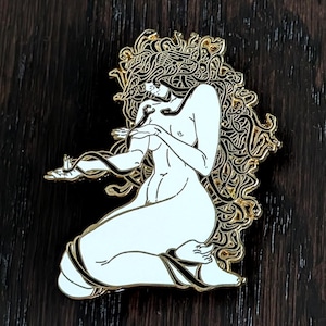 Medusa Gorgon Fabelwesen Hard Emaille Pin von Amliv Sotomayor