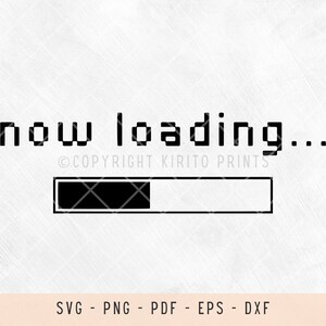 Könnte beinhalten: Schwarz-weißer pixelartiger Text mit der Aufschrift "now loading..." und darunter eine schwarze Fortschrittsanzeige.