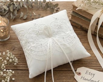 Cuscino portafedi In Heaven Match 19×19 cm / Raso con pizzo ricamato e dettagli in cristallo / Fiocco romantico in nastro / Accessorio per il paggetto