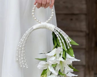 Vibrante bouquet a cerchio di gigli con perle da 8/12/16 mm / Cerchio floreale da sposa color magenta acceso / Bouquet da sposa moderno / Mazzo di gigli da tenere in mano come ricordo