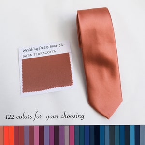 Könnte beinhalten: Eine terracottafarbene Satin-Krawatte mit einem Stoffmuster, das mit "Wedding Dress Swatch Satin Terracotta" beschriftet ist. Das Bild zeigt auch eine Farbkarte mit 122 Farben zur Auswahl.