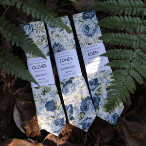 Corbata fina azul polvoriento, corbatas florales, corbatas florales azul polvoriento, pajarita azul polvoriento, pañuelo de bolsillo azul polvoriento, corbata de padrino azul polvoriento