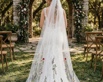 Velo da sposa ricamato con fiori selvatici, velo da sposa floreale colorato, accessorio per matrimonio boho in stile giardino, velo da sposa con fiori ricamati
