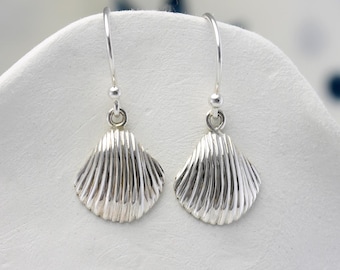 Pendientes de concha de plata de ley: joyería de playa, hechos a mano