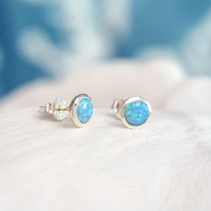 Opal Ohrstecker, handgemachte blaue Opal Ohrstecker, Opal Ohrringe, Oktober Birthstone Schmuck, minimalistischer Schmuck, funkelnde Ohrringe