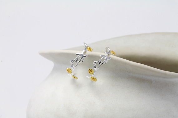 Daisy hoop earrings deals