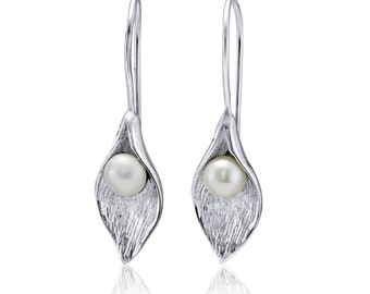 Pendientes colgantes de perlas de agua dulce de Calla Lily hechos a mano, pendientes de perlas, joyas florales, pendientes de flores para mujeres, regalo único para ella