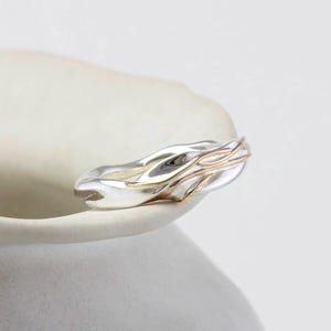 Anel de prata esterlina e ouro fluindo, anel de prata esterlina, anel incomum, joias exclusivas, anel de metal misto, anel feito à mão, feito à mão
