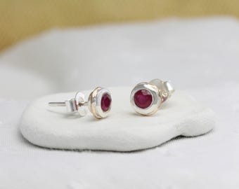 Pendientes de rubí: hechos a mano en plata de ley con detalles en oro de 14 quilates.