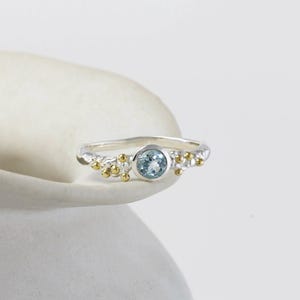 Anillo de topacio azul, delicado anillo de plata esterlina hecho a mano con topacio azul, anillo delicado, anillo de piedra preciosa azul, anillo apilable, anillo hecho a mano, anillo de plata