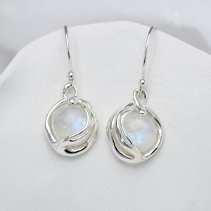 Pendientes colgantes de piedra lunar, pendientes de piedra lunar ardiente hechos a mano, pendientes de piedra lunar, pendientes de piedra natal de junio, joyería orgánica, plata de ley
