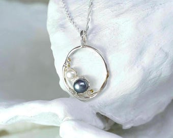 Halsband med sötvattenspärlor: Sterlingsilver, svart och vit pärla i duo