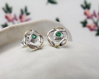 Orecchini a bottone con smeraldo organico fatti a mano, orecchini di smeraldo unici, gioielli con pietra portafortuna di smeraldo, pietra portafortuna di maggio