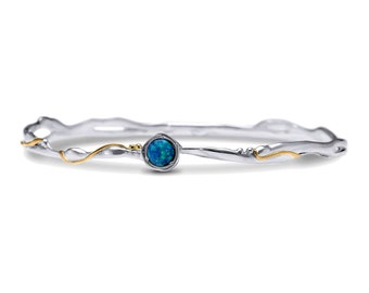 Handgemachter zarter Sterling Silber Blauer Feueropal Armreif mit 14kt Gold Details, Opal Armband, Oktober Geburtsstein, Charm Armband Opal