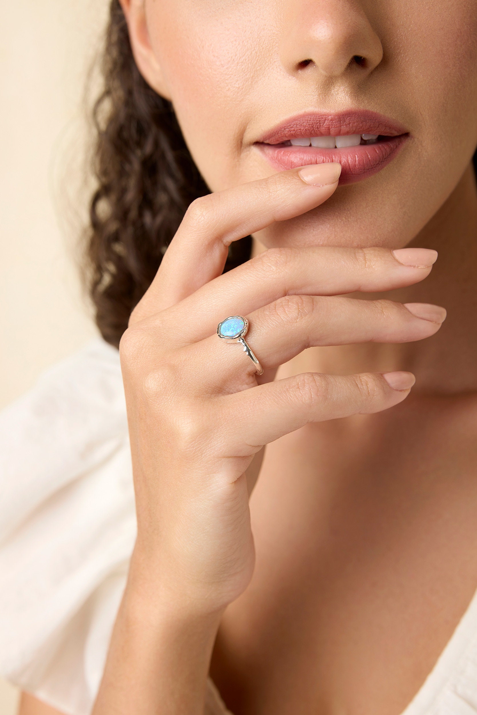 Anello in oro bianco 9k con opali di fuoco – Antichità Galliera