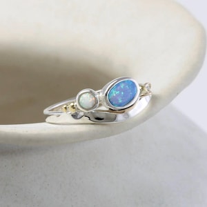 Anillo de ópalo, anillo de plata esterlina hecho a mano con ópalo azul y blanco, anillo de ópalo delicado, anillo de piedras preciosas, anillo de compromiso único, anillo brillante