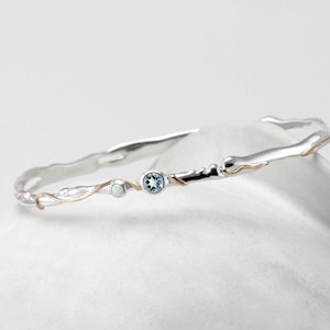 Handgjort armband i sterlingsilver: Opalit och blå topas, detaljer i 14 karat guld