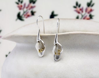 Boucles d'oreilles lys en argent sterling avec or 14 carats, boucles d'oreilles fleurs, bijoux bio, fleur d'anniversaire de mai