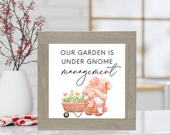 Signo de gestión de gnomos, signo de gnomos de jardín, bandeja escalonada de gnomos de junio, decoración de gnomos de vibraciones de verano, regalo entusiasta de gnomos, signo de madera de gnomos