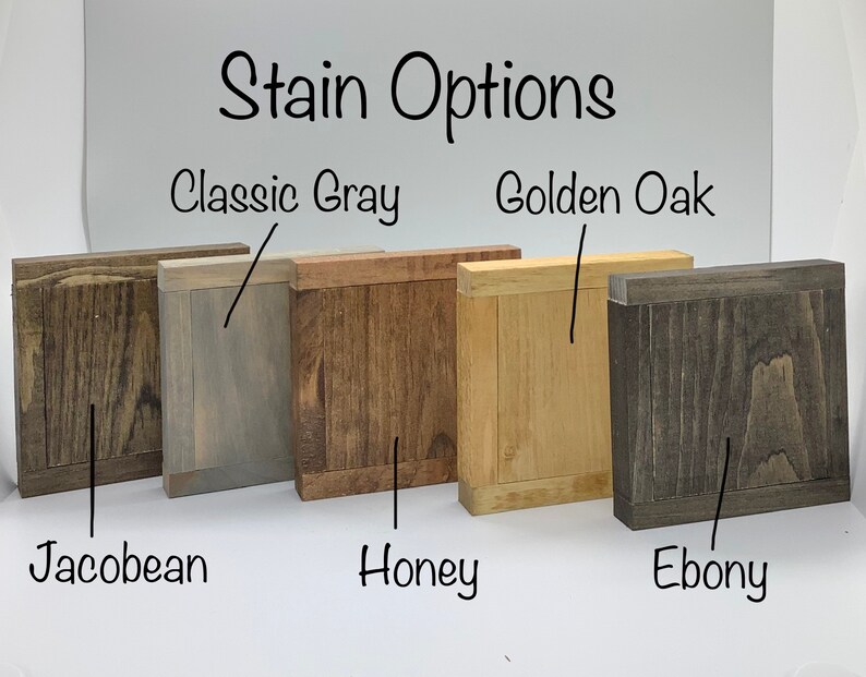 K&ouml;nnte beinhalten: F&uuml;nf Holzproben, die in verschiedenen Farben gebeizt sind: Classic Grey, Golden Oak, Jacobean, Honey und Ebony. Die Proben sind in einer Reihe von links nach rechts angeordnet.