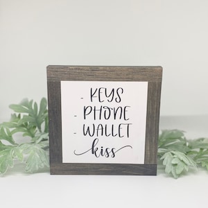 Cartera con llaves y beso, decoración para el recibidor, letrero para el centro de mando, letrero para la entrada, regalo de cumpleaños para novio, decoración rústica para el hogar, diseños de Bog Road