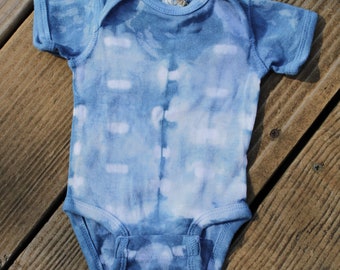 Tie dye baby onesie (NB), light blue onesie