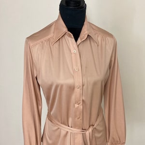 1980s Bluse mit Knöpfen, hellbraun, Größe 14 mit Krawatte