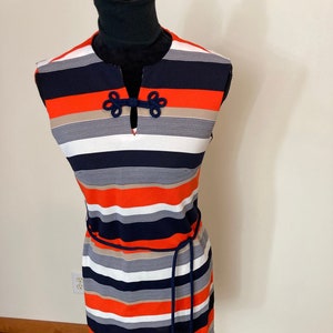 Vestido vintage Bleeker Street vermelho branco azul sem mangas de poliéster dos anos 1960 tamanho médio