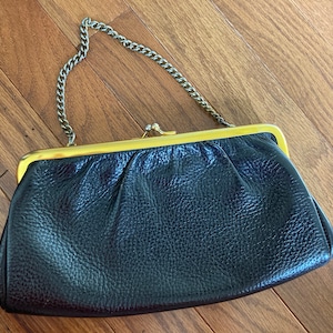 Cartera de mano vintage de cuero negro de la década de 1950