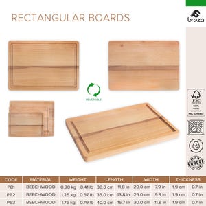 Può includere: Tre taglieri rettangolari in legno di diverse dimensioni. I taglieri sono in legno di faggio e sono reversibili. Il tagliere più grande misura 40 cm di lunghezza, 30 cm di larghezza e 1,9 cm di spessore. I taglieri sono etichettati con il testo "RECTANGULAR BOARDS" e "REVERSIBLE".