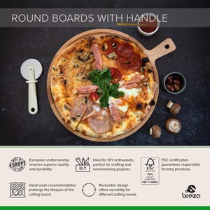 K&ouml;nnte beinhalten: Ein rundes Pizza-Brett aus Holz mit Griff, das eine mehrteilige Pizza mit verschiedenen Bel&auml;gen tr&auml;gt. Ein Pizzaschneider und Zutaten wie Oliven und Pilze befinden sich in der N&auml;he. Der Text "ROUND BOARDS WITH HANDLE" steht oben.